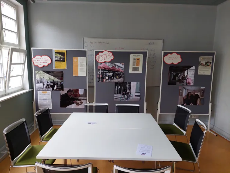 Foto-Ausstellung Wohnungslosigkeit des GY Schillerschule, ein Kooperationsprojekt mit dem Pr&auml;ventionsrat im Raum f&uuml;r Austausch und Verzehr f&uuml;r den Nachmittag